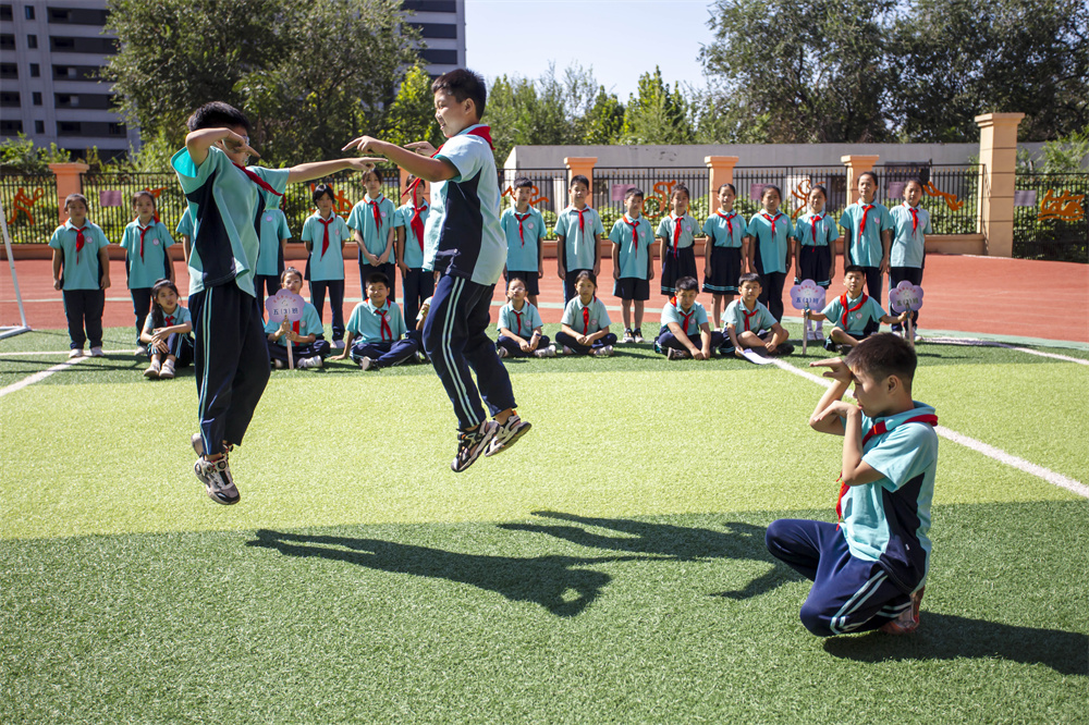 9月6日，河北省邯郸市复兴区百花第二小学的学生们在操场上“闻鸡起舞”。聂长青摄