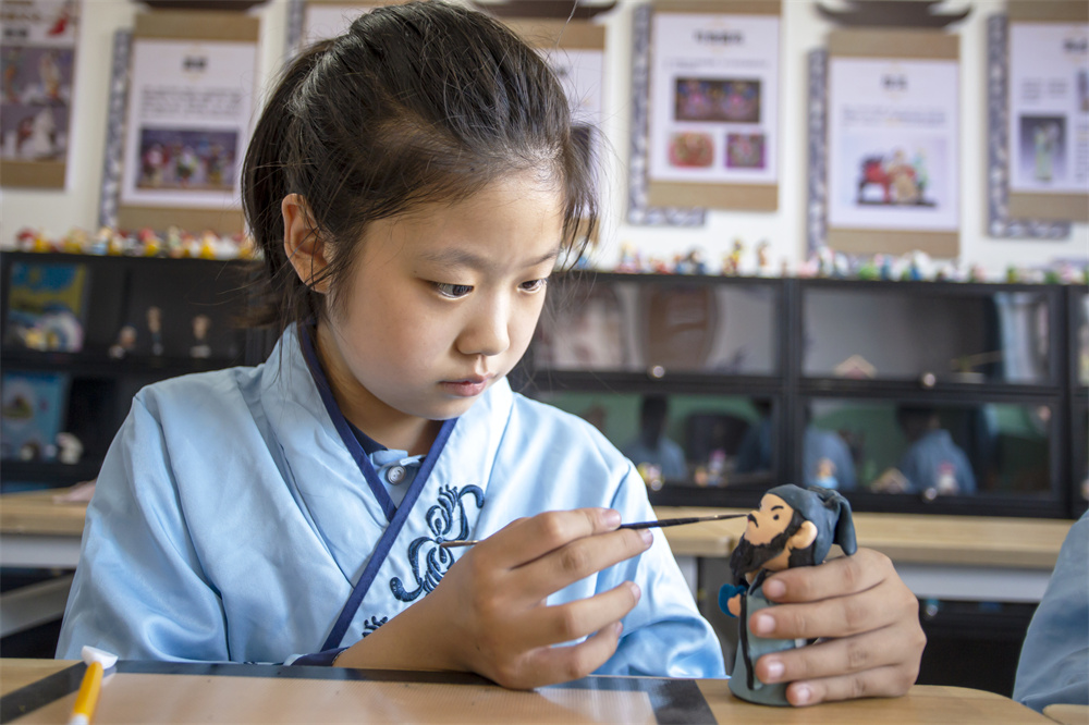 9月6日，河北省邯郸市复兴区第二实验小学的学生们在活动室用面团面塑以“邯郸成语”为主题的面塑作品。聂长青摄