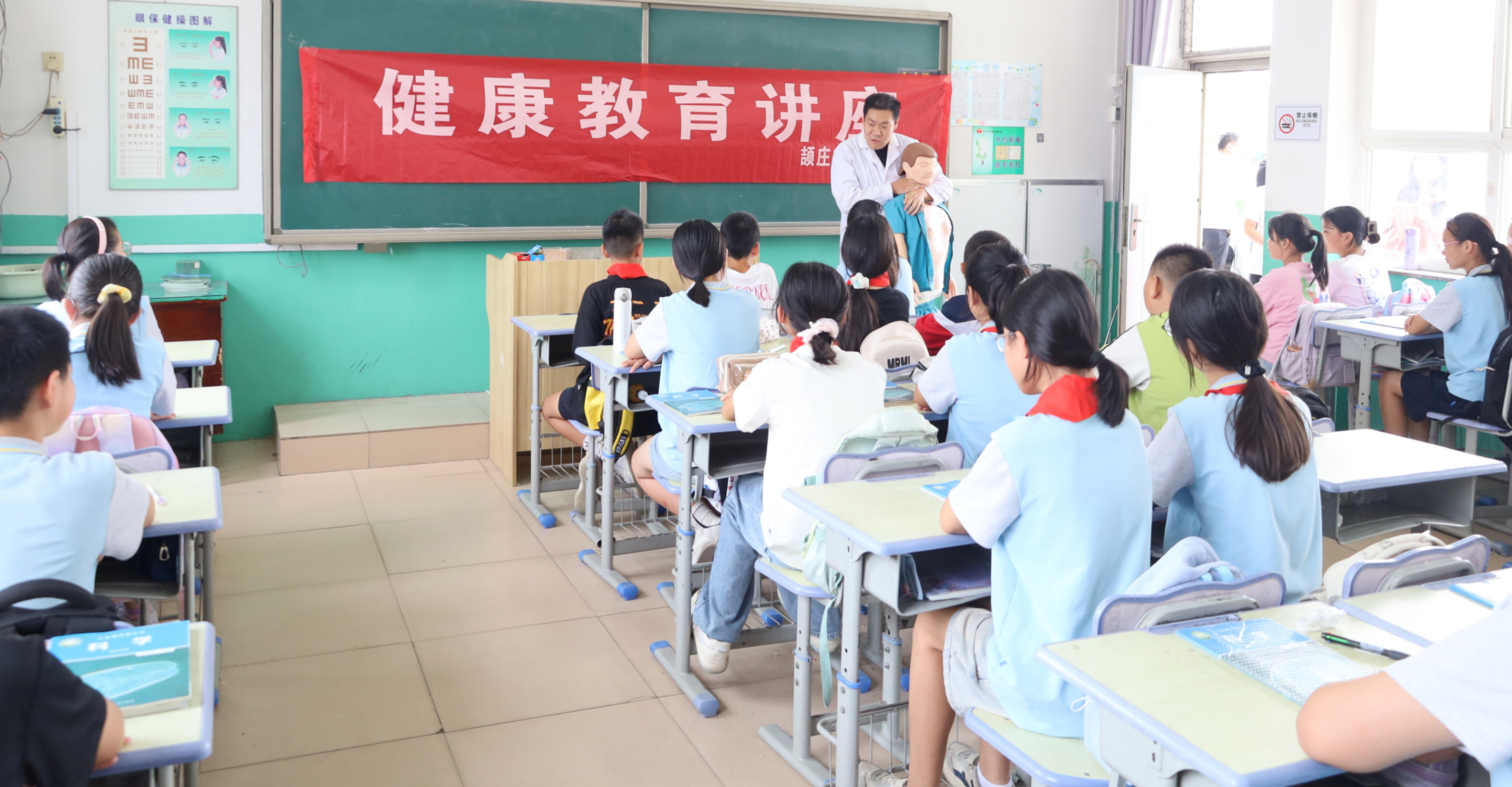 9月4日，醫師向學生示范海姆立克急救法。劉棟攝