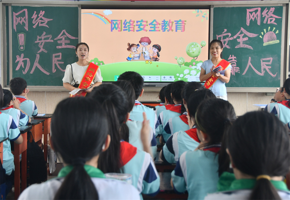 9月9日，在河北省邯郸市永年区第二实验学校，老师正在向学生讲解网络安全知识。胡高雷摄
