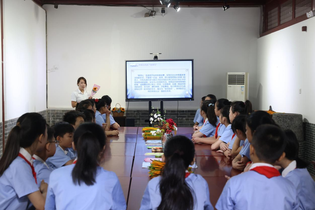老师带领学生学习古代谢师礼等文化知识，感知传统文化的魅力。杨晨摄
