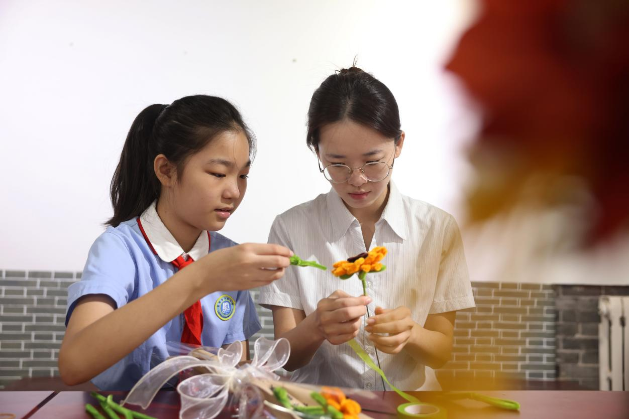 学生们在老师指导下制作手工花束。杨晨摄