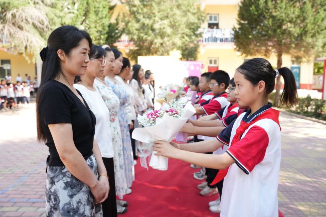9月8日，在隆尧县尹村校区大宁中心学校教师节活动现场，学生正在为老师献花。王铄摄