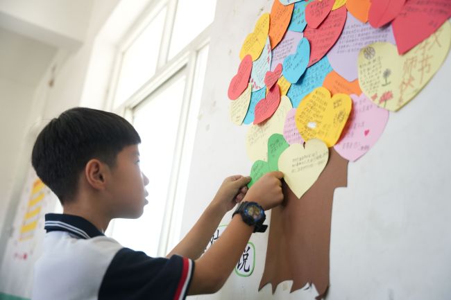 9月8日，在隆尧县尹村校区大宁中心学校教师节活动现场，学生们正在制作教师节感恩墙。王铄摄