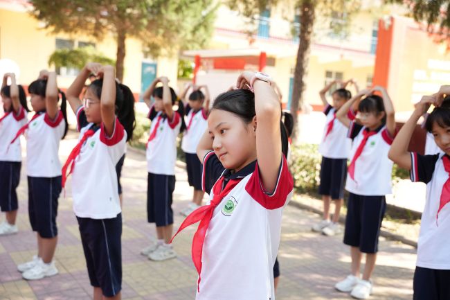 9月8日，在隆尧县尹村校区大宁中心学校教师节活动现场，学生正在为老师表演节目。王铄摄