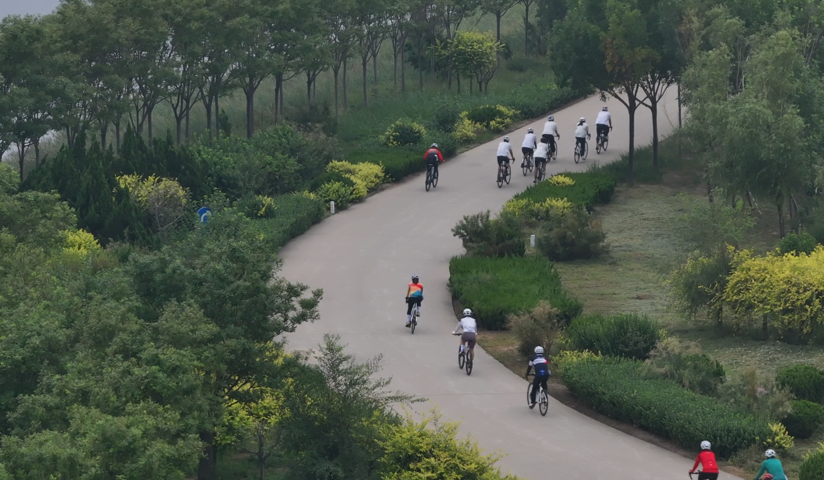 爱好者环湿地景区骑行。刘洪睿摄