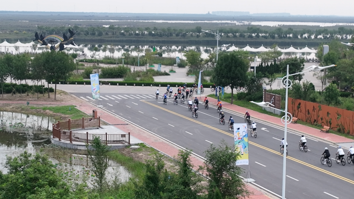 骑行爱好者在湿地感受生态之美。刘春晖摄