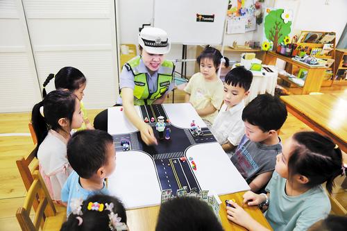 近日，廊坊交警走進幼兒園，給小朋友講解交通安全知識。