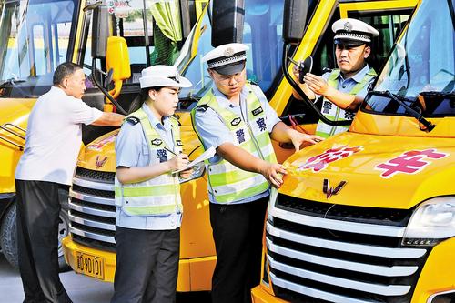 8月29日，邯鄲市交巡警支隊永年大隊民警組織開展校車安全專項檢查。