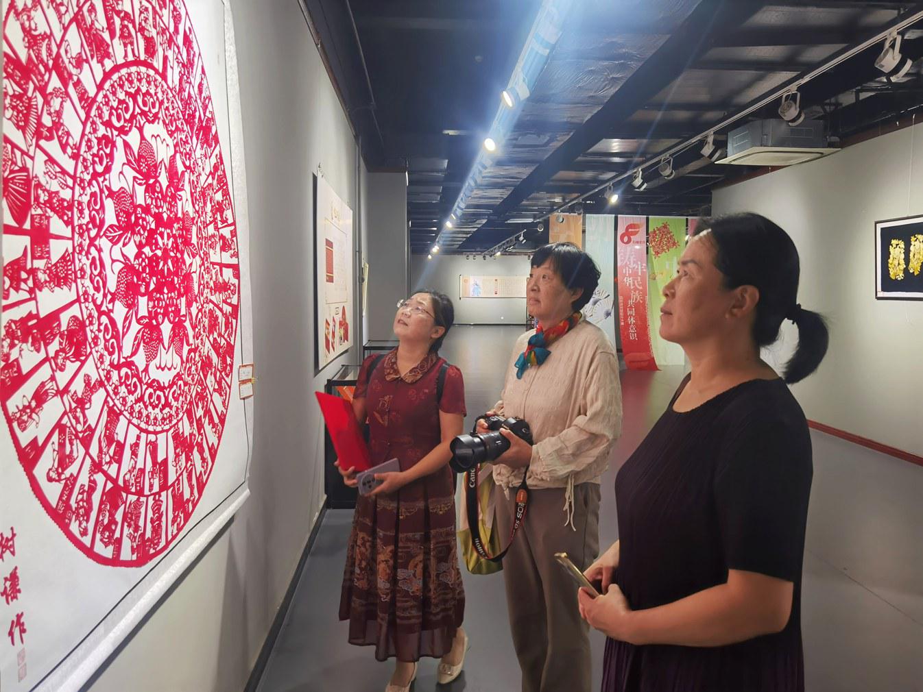 市民參觀文創設計大賽展出的作品。金潔攝