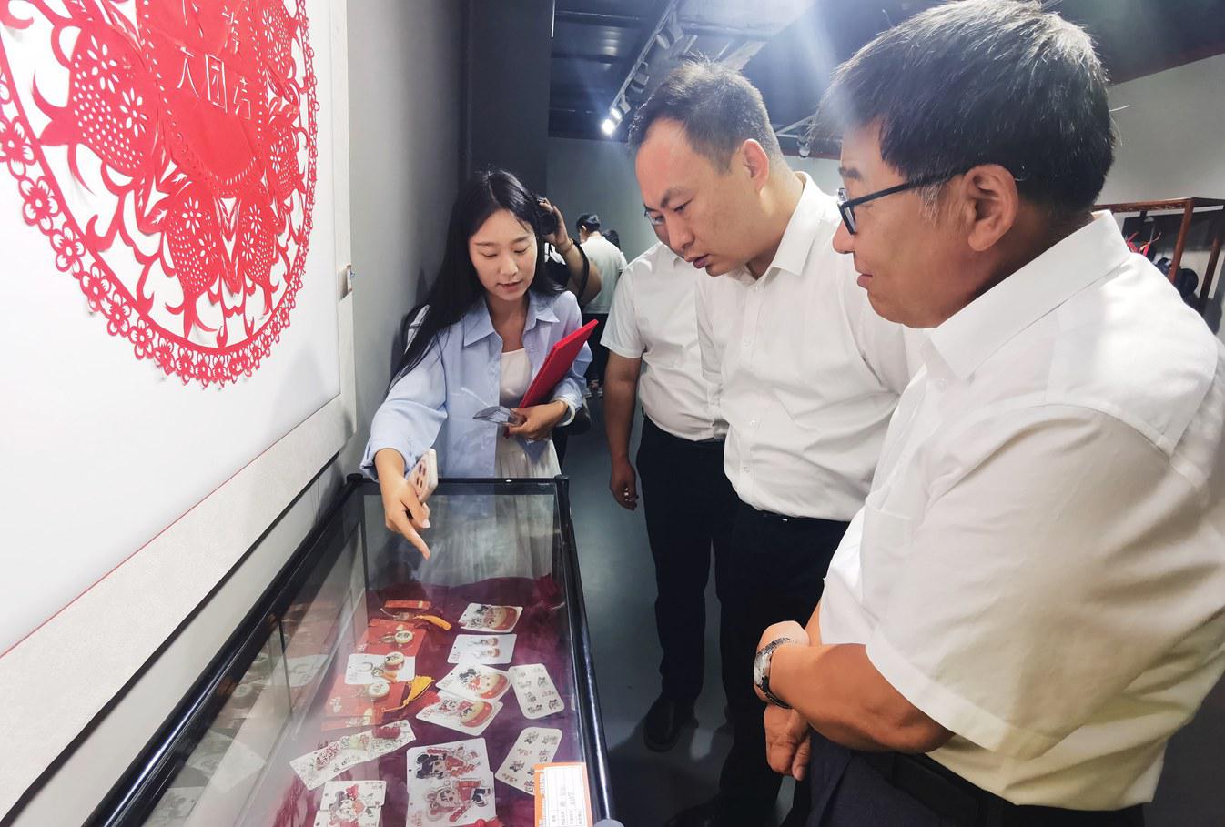 获奖作者张甜梦给观众介绍作品。金洁摄