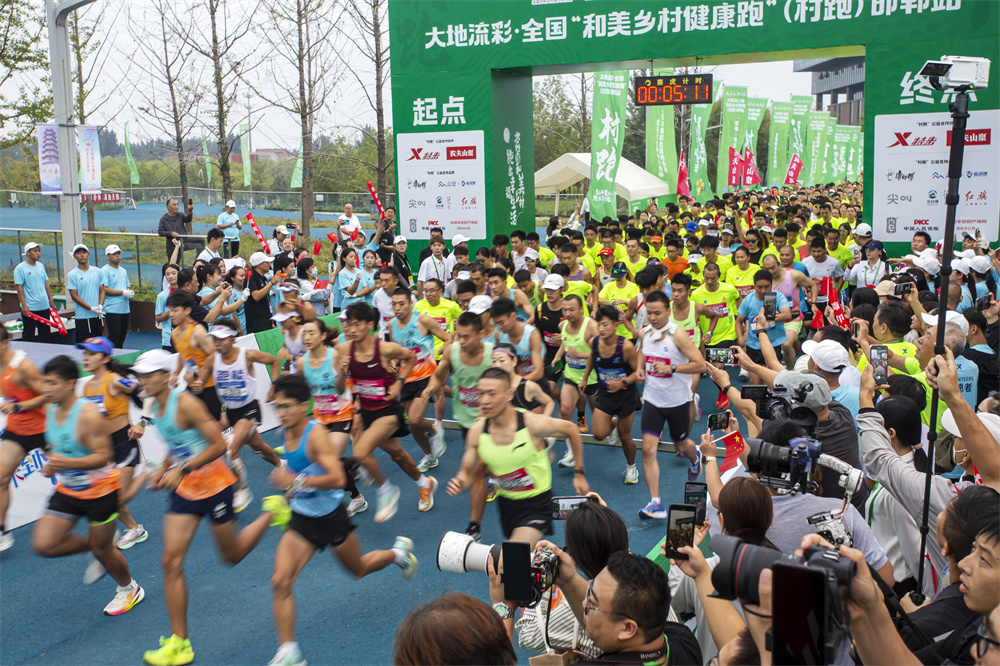 來自全國各地的參賽選手開跑。聶長青攝