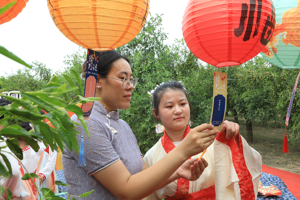 小学生在千年古枣林中猜灯谜。刘金忠摄