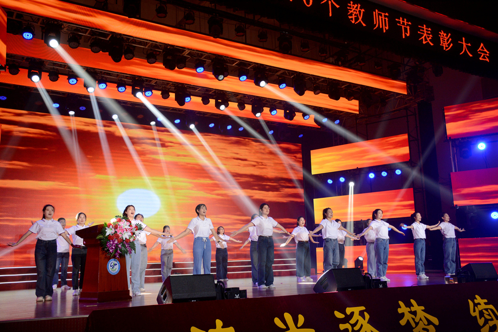 表演者为老师表演情景剧《追光逐梦》。李谦摄 