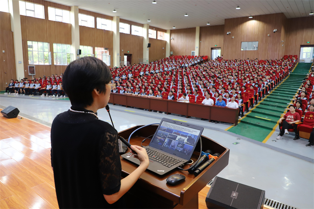 校友为学生们讲解海洋知识。马天龙摄