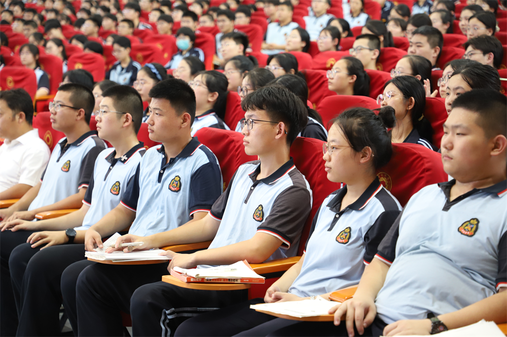 学生认真聆听校友讲座。马天龙摄