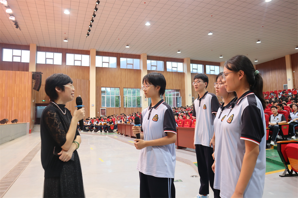 校友回答学生们的提问。马天龙摄