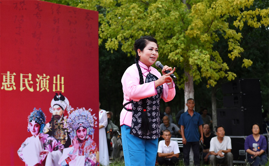 9月8日，演员在肃宁县状元湖畔为群众献上评剧《刘巧儿》选段。苑立伟摄
