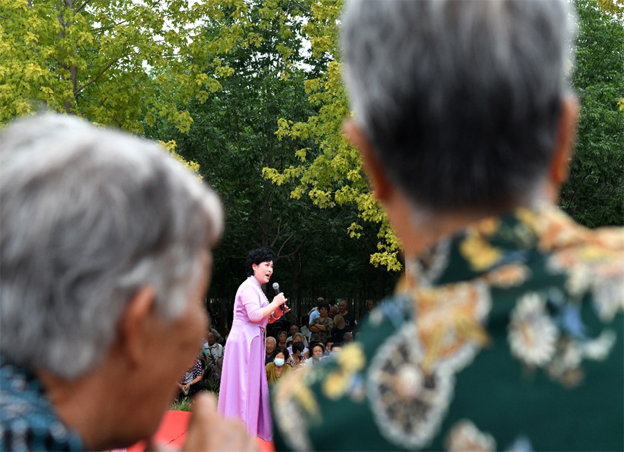 9月8日，两个“老戏迷”在肃宁县武垣大戏台活动现场“听”戏。苑立伟摄