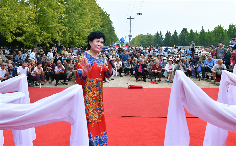 9月8日，演员在肃宁县状元湖畔为群众献上评剧《金沙江畔》选段。苑立伟摄