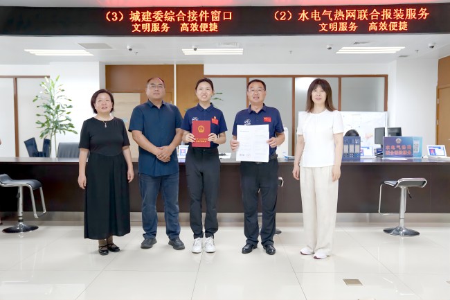 秦皇島開發區相關部門為星箭公司同時頒發“四証”。李佳新攝
