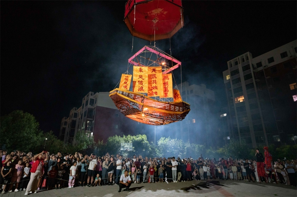 盒子灯燃放现场。张国文摄