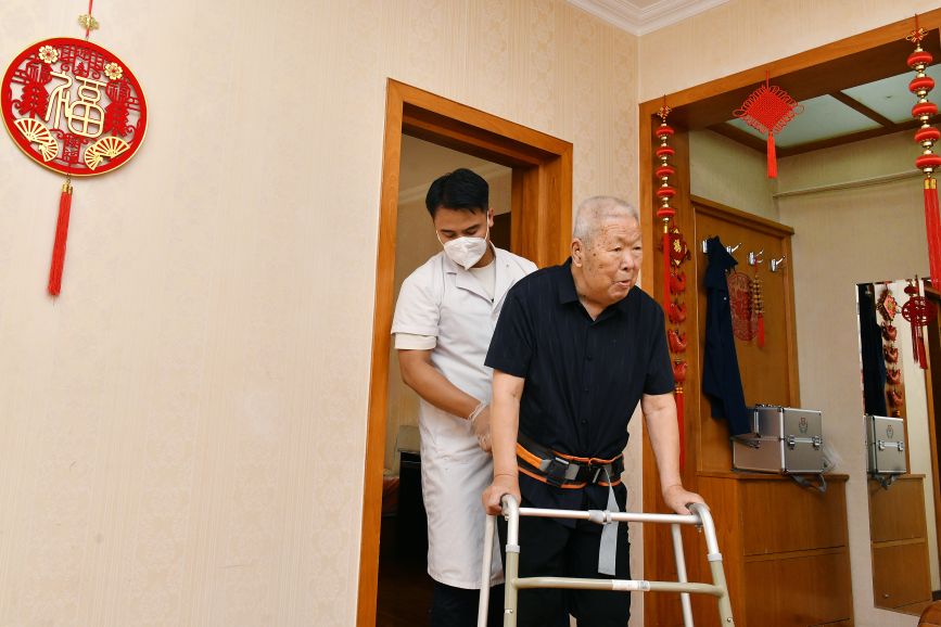 近日，沧州市中心医院家医服务科的康复治疗师在指导市民进行步态训练。苑立伟摄