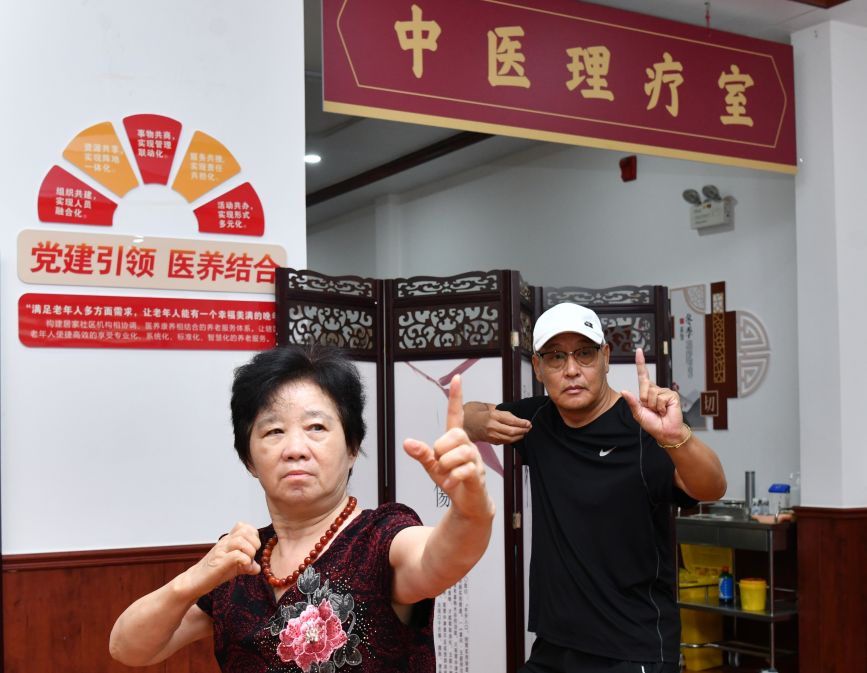 近日，在沧州市南大街街道日间照料中心，老年人正在练习八段锦。苑立伟摄