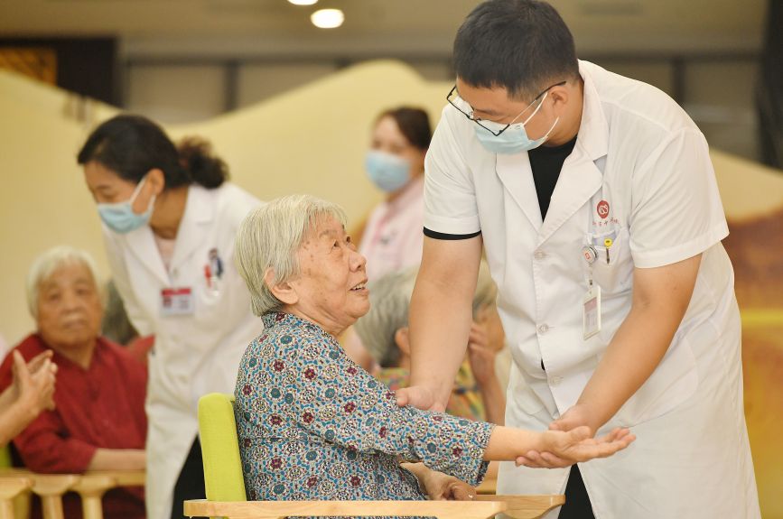 近日，在沧州市中心医院康养中心，医生正在进行义诊。苑立伟摄