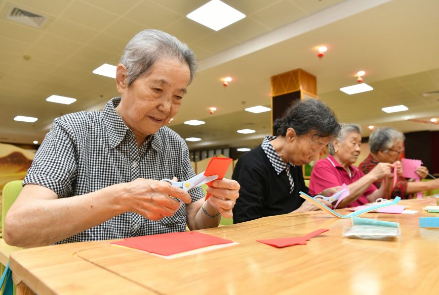 近日，在沧州市中心医院康养中心，老年人正在做手工。苑立伟摄