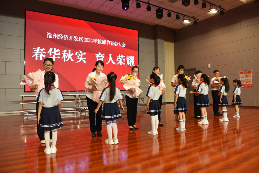 學生代表為優秀教師獻花。胡祝源攝