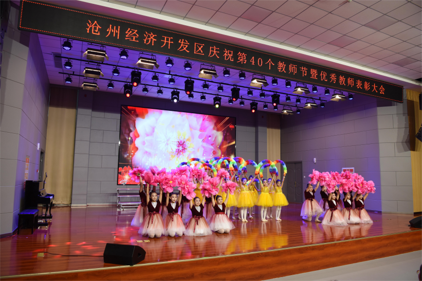 學生表演舞蹈節目《我們是鮮花》。胡祝源攝