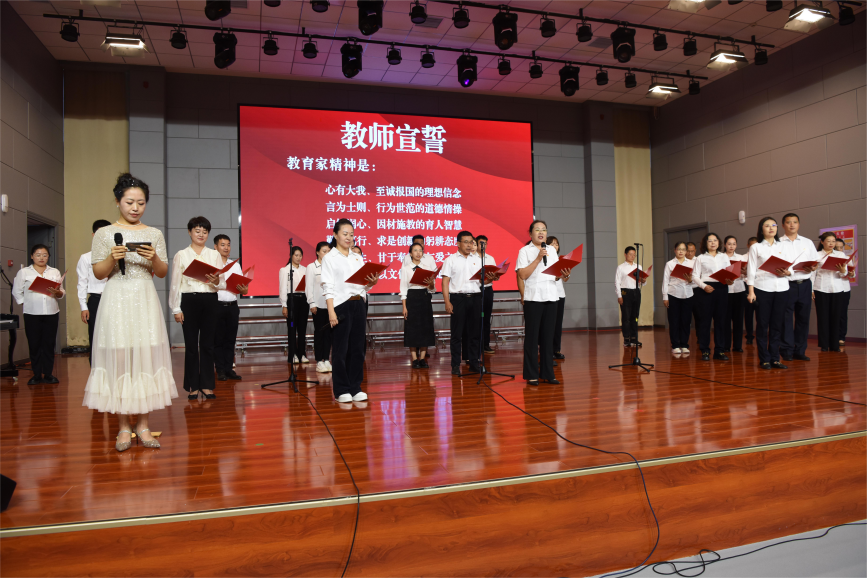 教師代表庄嚴宣誓。胡祝源攝