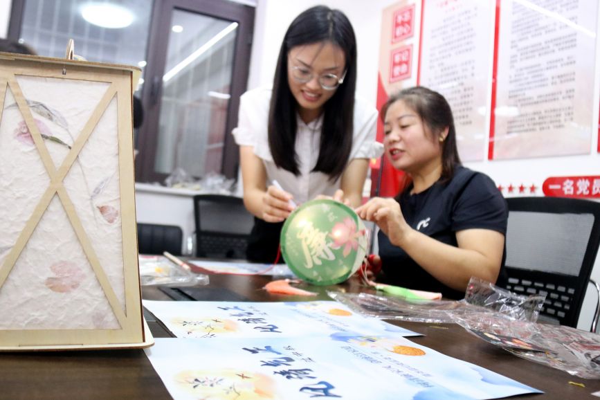 隆堯縣柏人社區，該縣紀檢監察干部與社區群眾共同制作廉潔花燈。卜君蘭攝