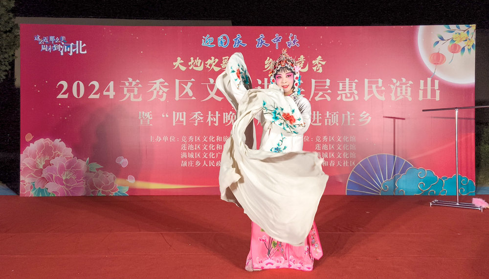 靳思维表演传统戏曲《俏花水袖》。耿培轩摄