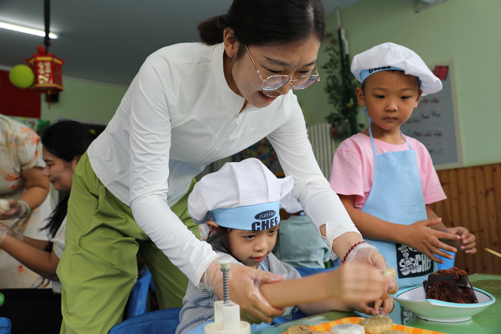 沧县幼儿园孩子们在老师指导下制作月饼。田博摄