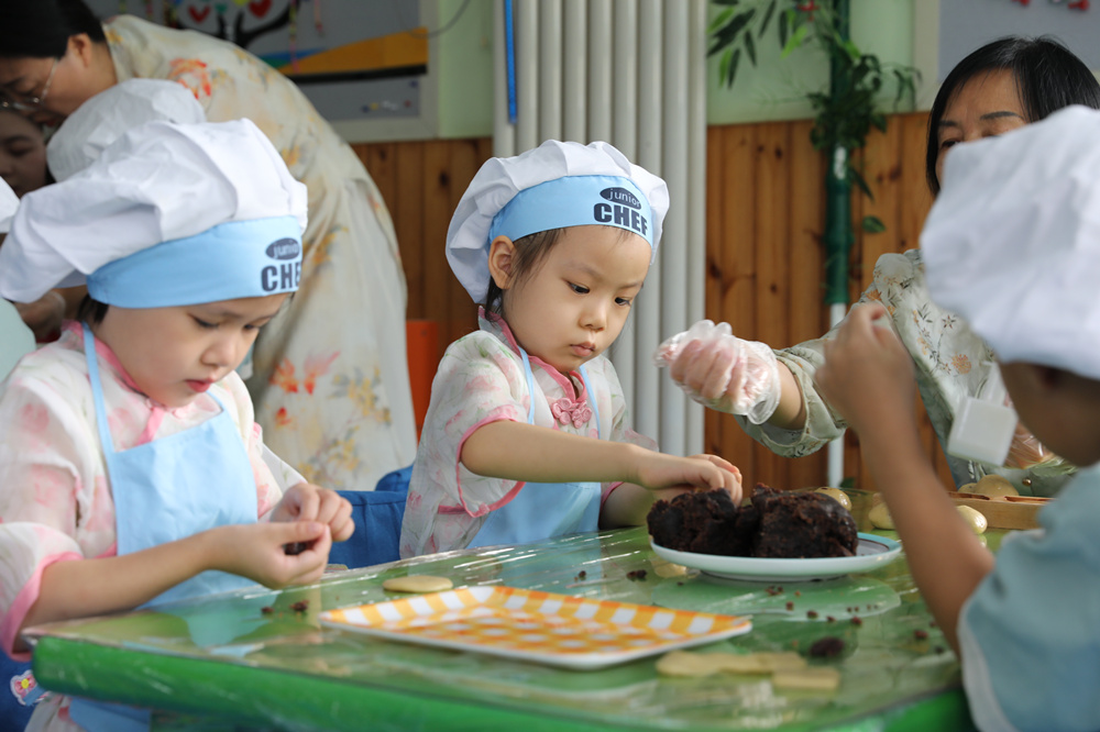 沧县幼儿园孩子们在老师指导下制作月饼。田博摄