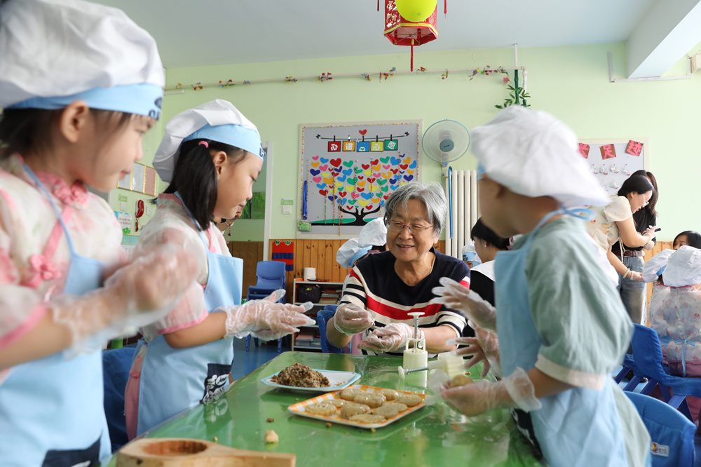 沧县幼儿园孩子们在老师指导下制作月饼。田博摄