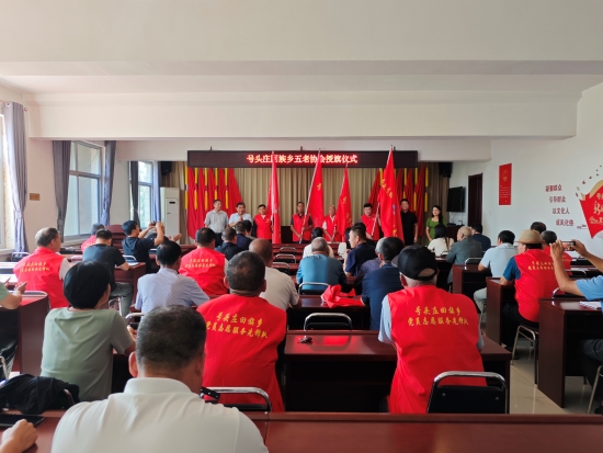 授旗仪式现场。王小敏摄