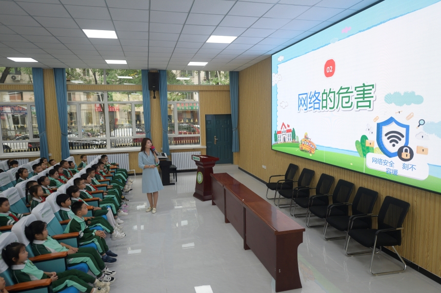 承德市双桥区委网信办志愿者在竹林寺小学开展网络安全教育。陈琦嘉摄