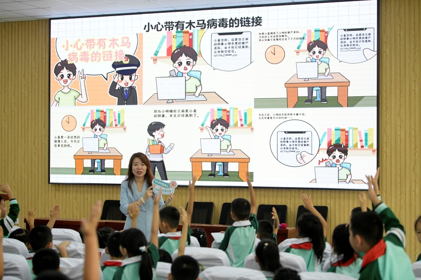承德市双桥区委网信办志愿者在竹林寺小学开展网络安全教育。陈琦嘉摄
