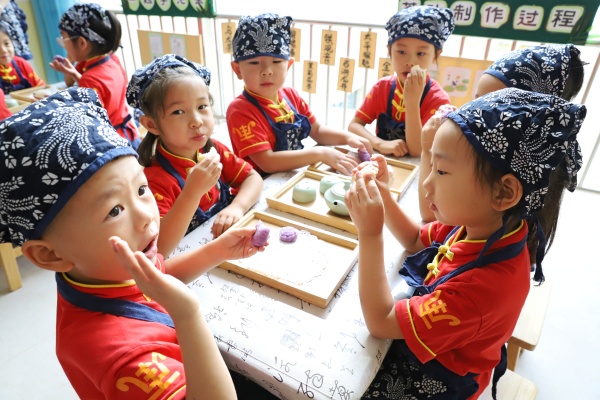 涿州市幼儿园开展了“快乐迎中秋”民俗文化系列体验活动，小朋友们品尝自己亲手制作的月饼。熊华明摄 