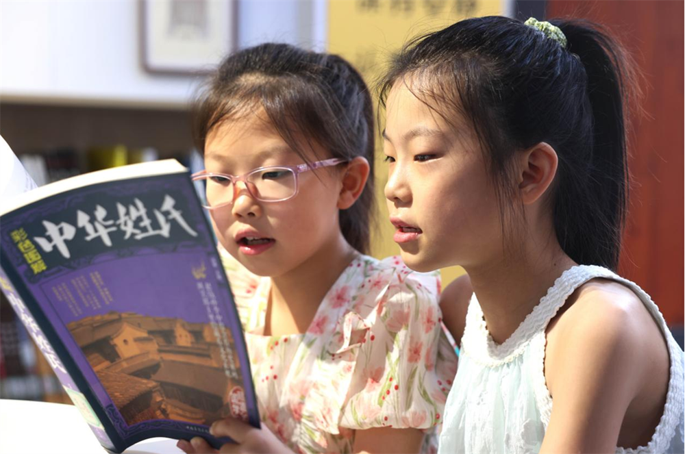 孩子们利用业余时间纷纷走进乡村书吧阅览图书。杨晨摄
