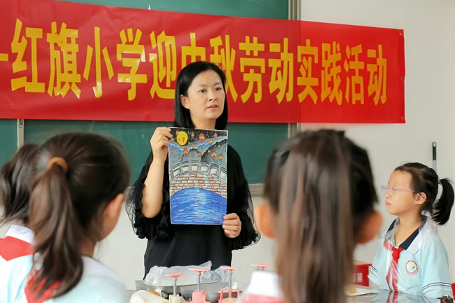 紅旗小學老師為學生講解中秋文化。張志宇攝