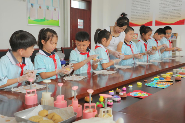 紅旗小學邀請校外輔導員帶領學生體驗月餅制作。張志宇攝