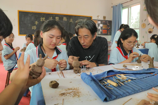 “三痴齋”泥塑非遺傳承人為學生展示“兔兒爺”泥塑。張志宇攝