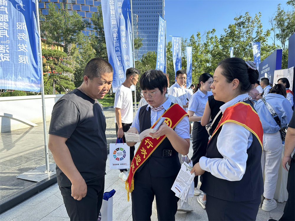 金融机构为个体工商户介绍优惠贷款政策。齐东青摄