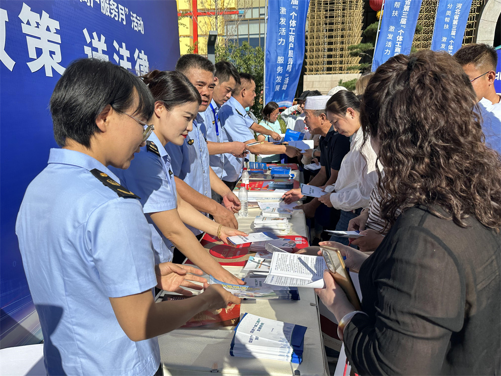 市场监管部门工作人员为个体工商户解读优惠政策。齐东青摄