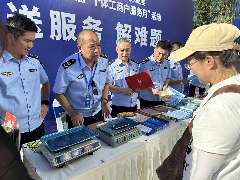 市场监管部门工作人员为市民讲解“手机变砝码”具体操作流程。齐东青摄