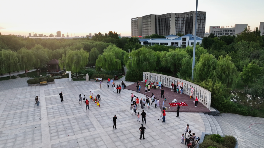 沧州经济开发区兴业公园广场上，居民在参加游园活动。贾玉龙摄